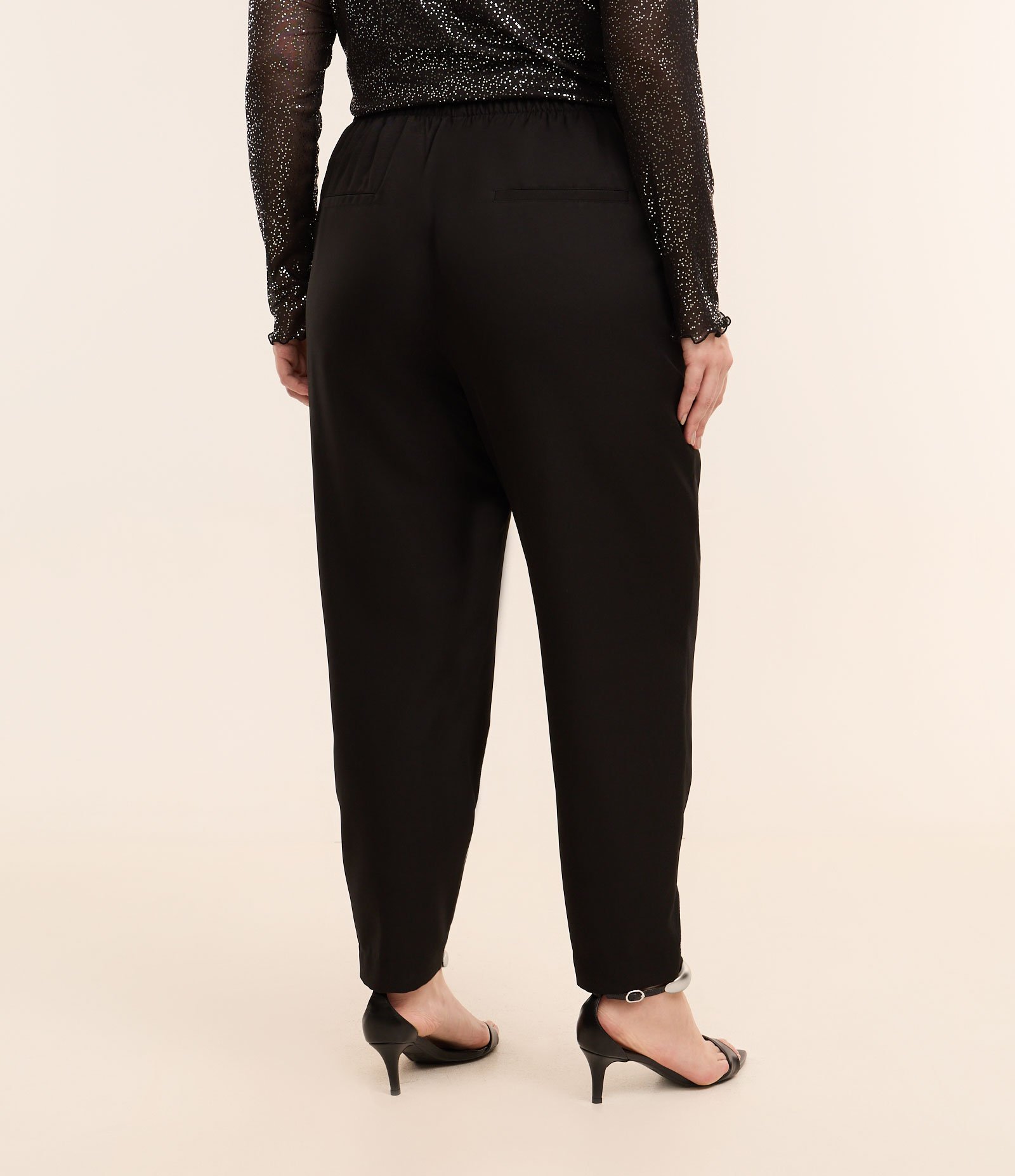 Calça Cenoura Alfaiatada com Cintura Alta Curve & Plus Size Preto 3