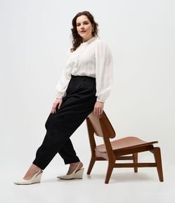 Calça Cenoura Alfaiatada com Cintura Alta Curve & Plus Size