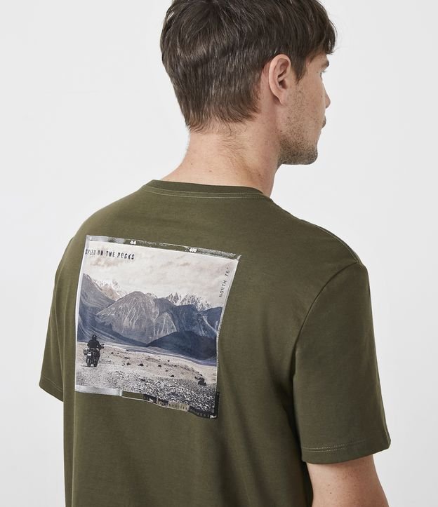 Remera Comfort en Algodón con Estampado Speed On The Rocks Verde 5