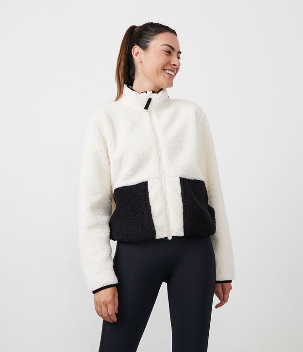 Jaqueta Pesada Esportiva com Gola Alta Textura Sherpa e Detalhe Contrastante