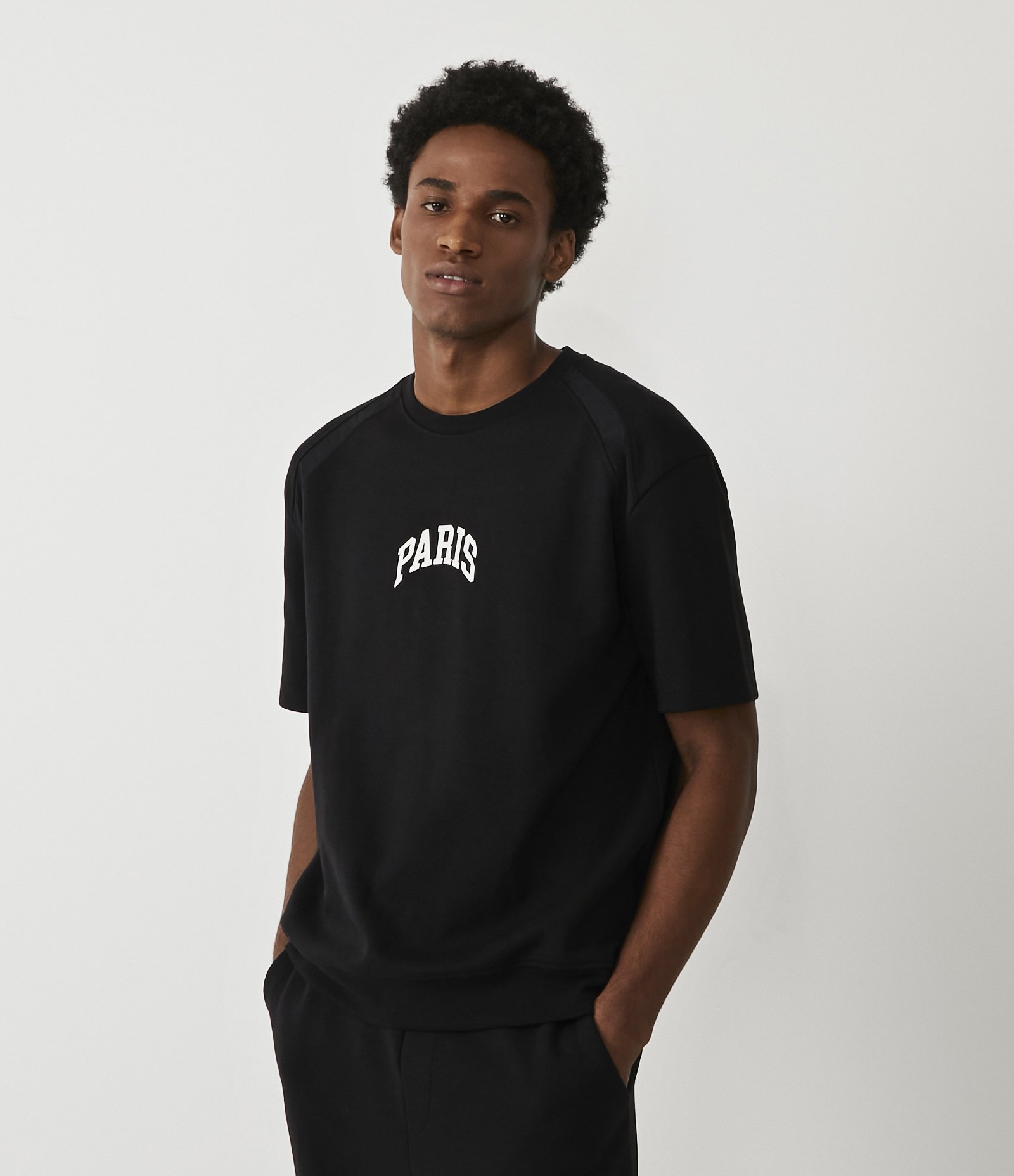 Camiseta Boxy em Algodão com Lettering Paris e Barra Ajustada Preto 1