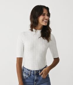 Blusa em Tricô com Ponto Trabalho e Gola Alta