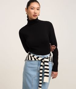 Suéter em Tricô com Gola Alta Estruturada