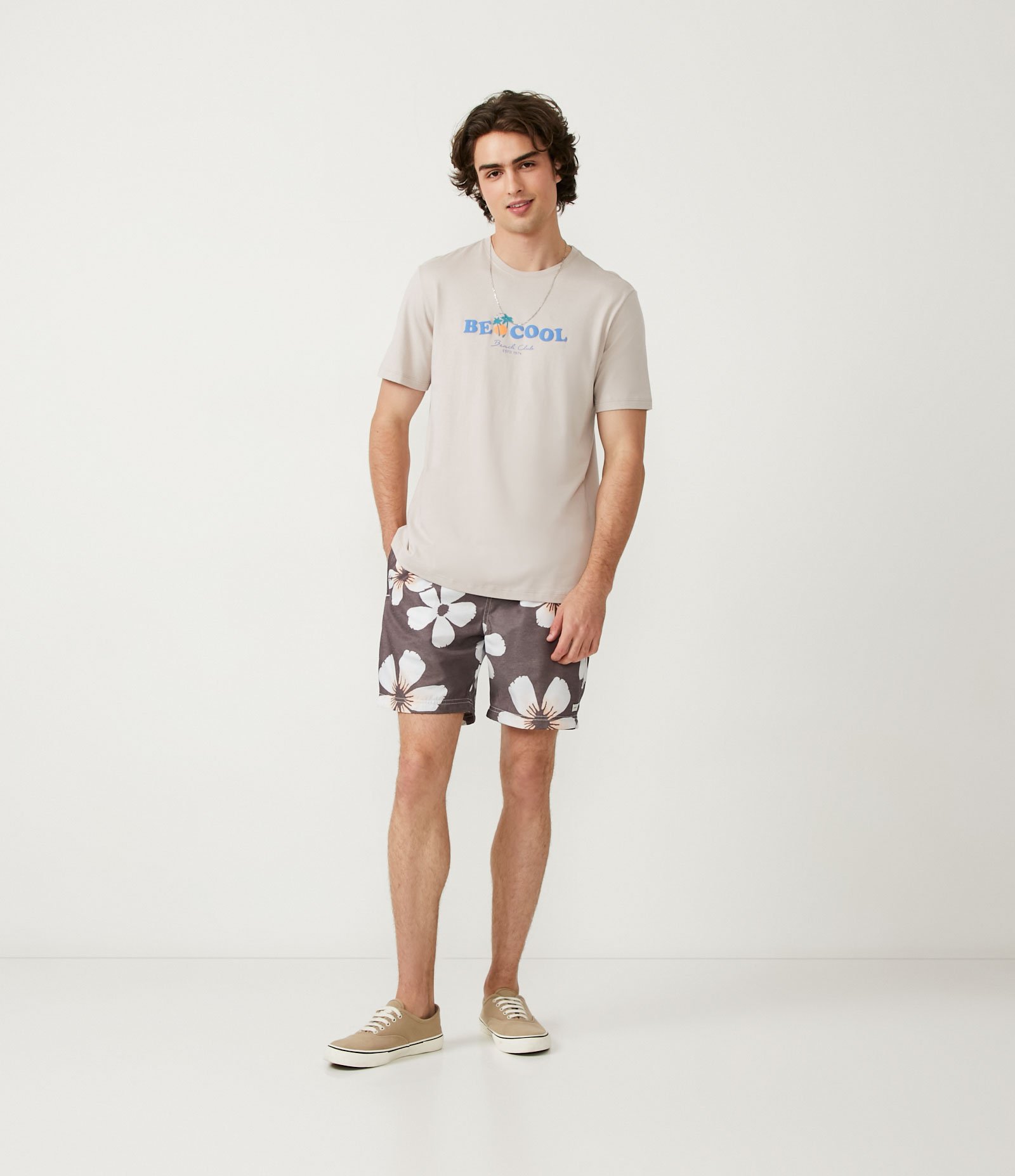 Bermuda com Cós Elástico e Estampa Havaiana Cinza 1