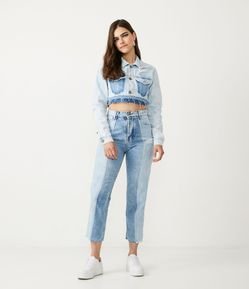 Calça Reta Cropped em Jeans com Puídos e Contrastes