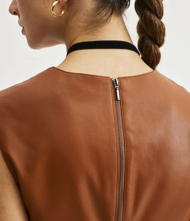 Blusa Cropped en Material Sintético con Asa Diferenciada Marrón 6