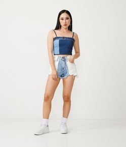 Short em Jeans com Contraste Delavê e Barra Desfeita