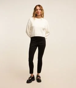 Calça Legging em Material Sintético com Recortes Verticais
