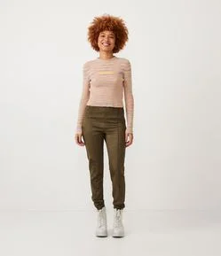 Calça Legging em Material Sintético com Recortes Verticais