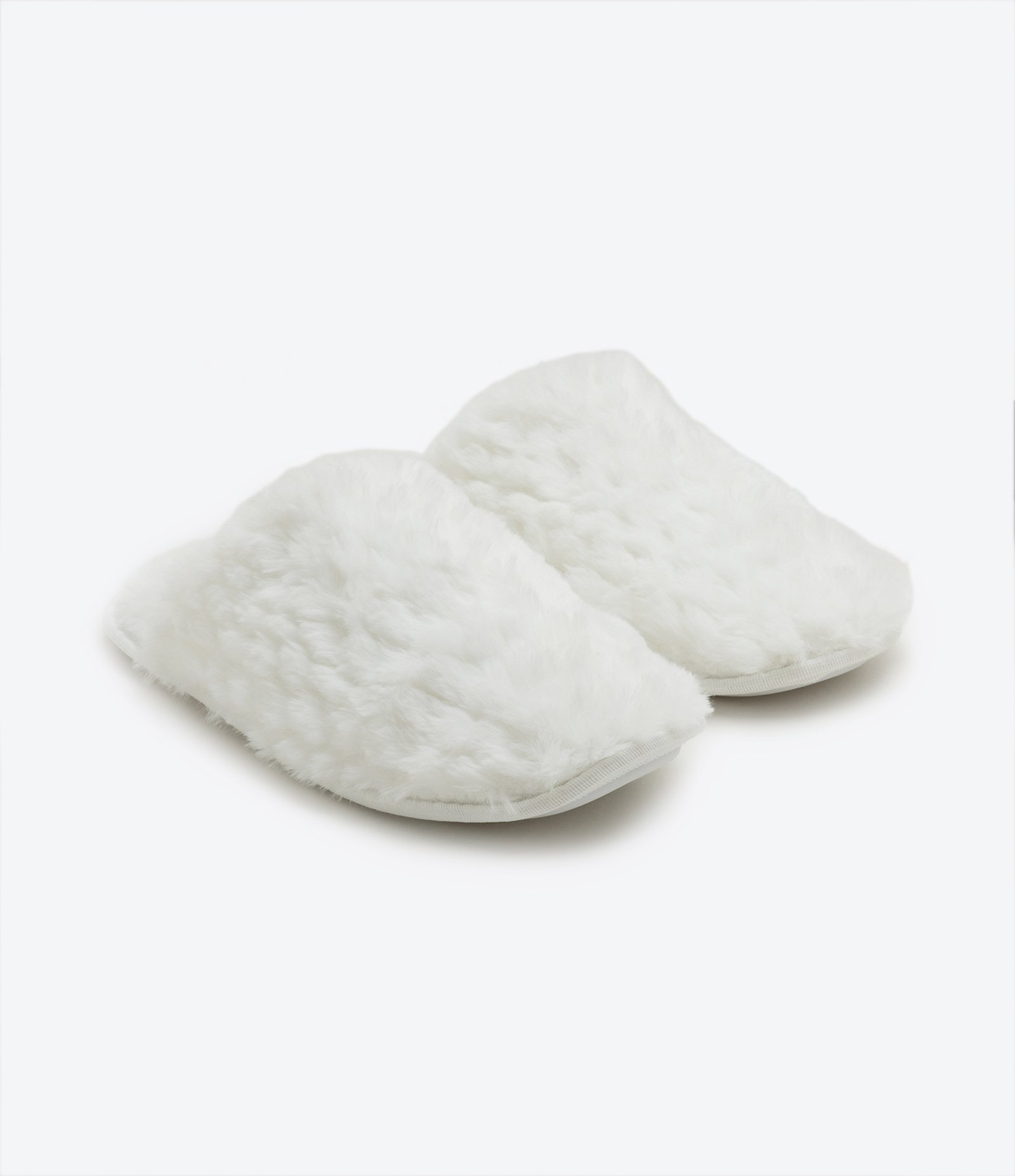 Pantufa Fechada com Pelinhos em Escamas Branco 1