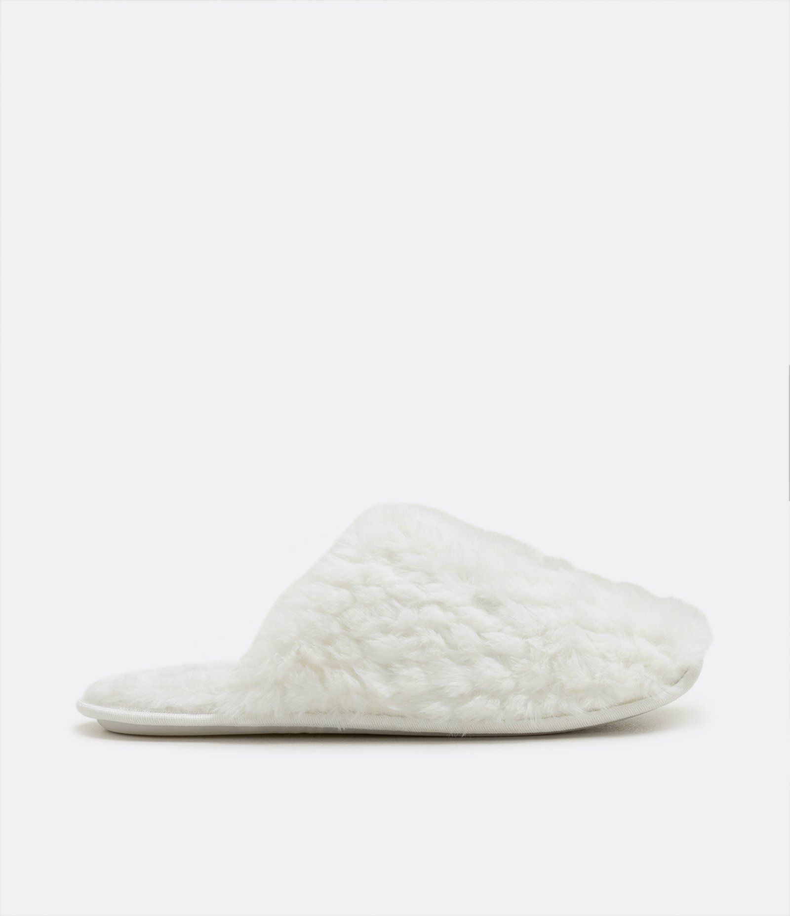 Pantufa Fechada com Pelinhos em Escamas Branco 2