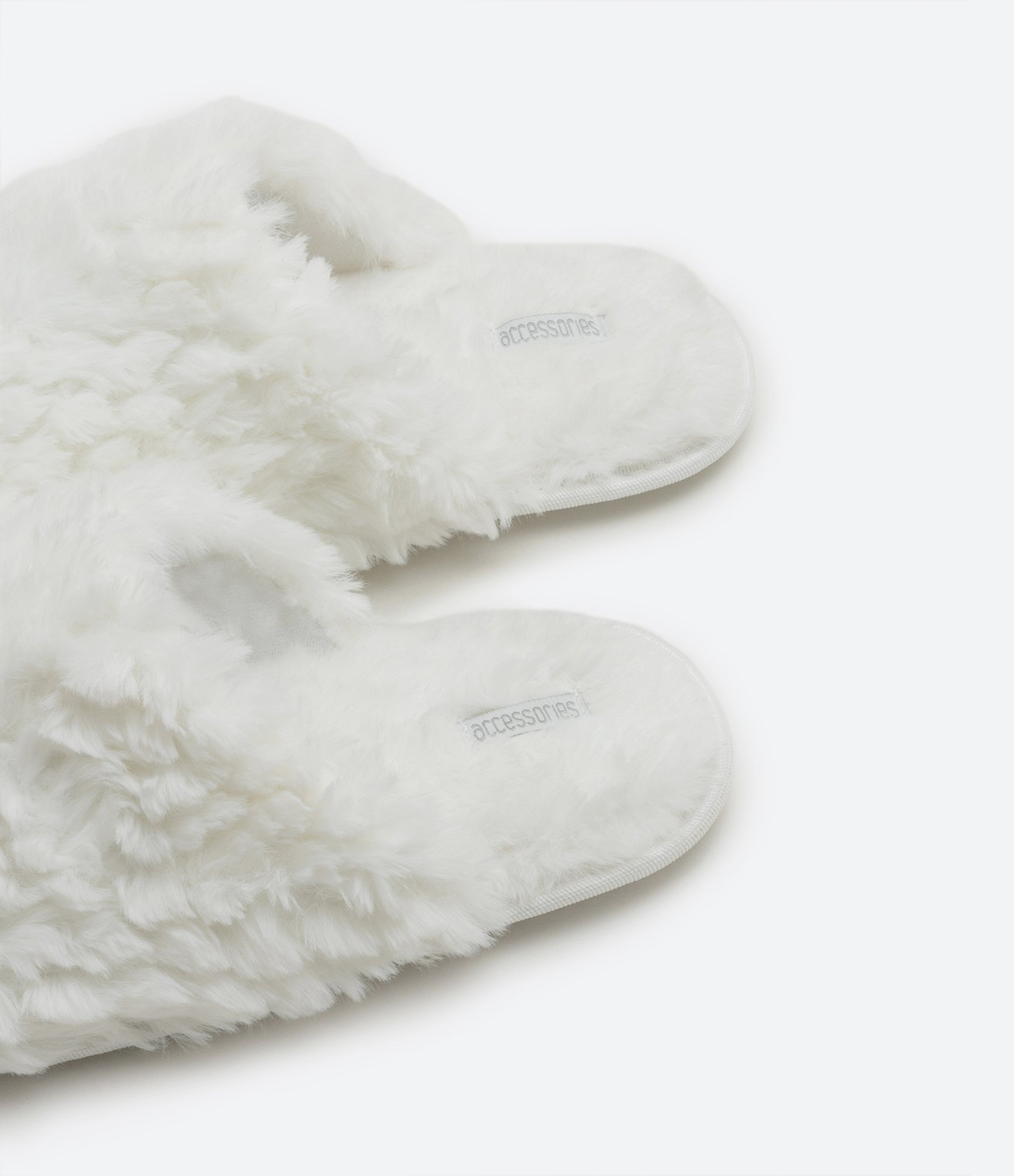 Pantufa Fechada com Pelinhos em Escamas Branco 3