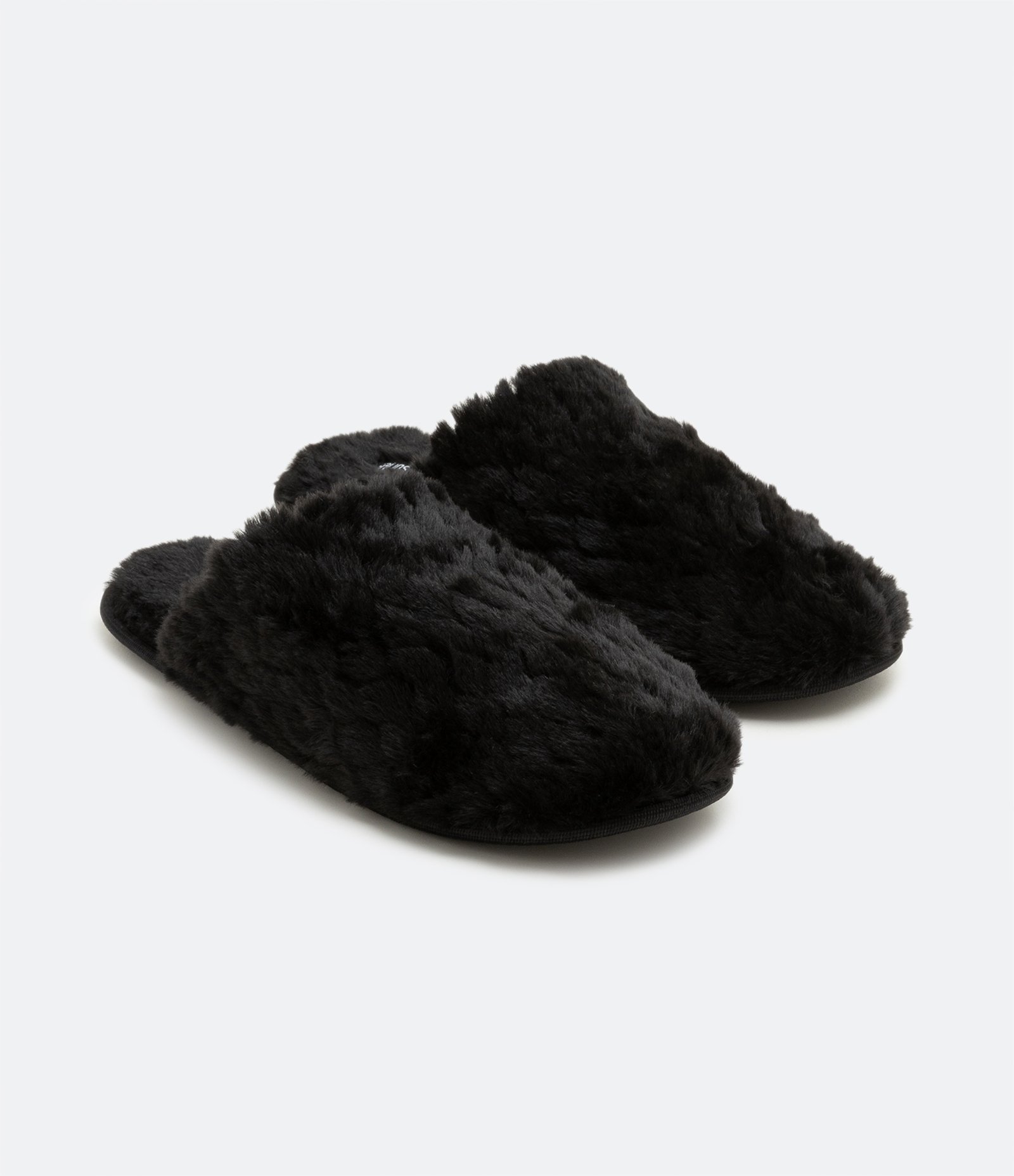Pantufa Fechada com Pelinhos em Escamas Preto 2
