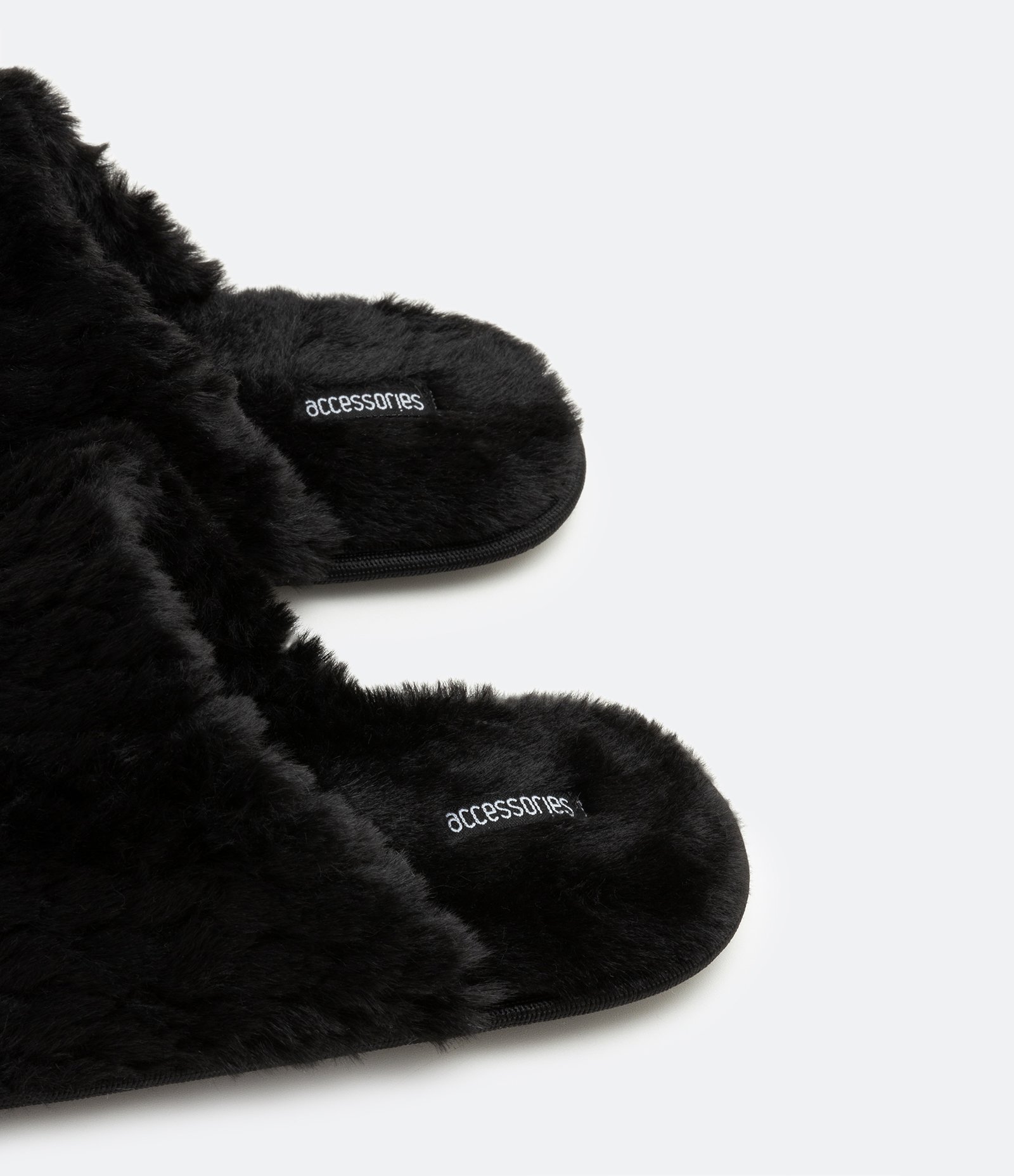 Pantufa Fechada com Pelinhos em Escamas Preto 3