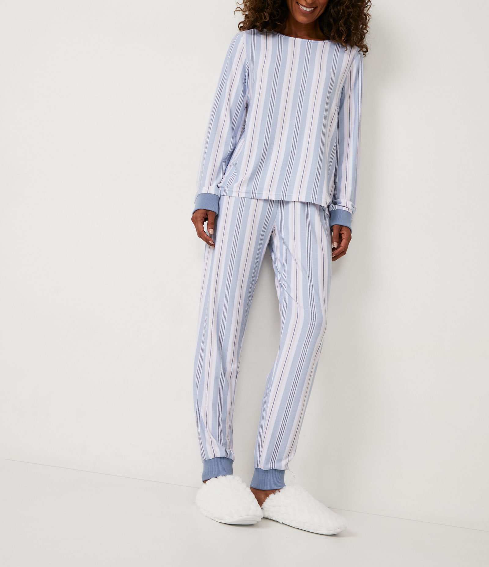 Pantufa Fechada com Pelinhos em Escamas Branco 6