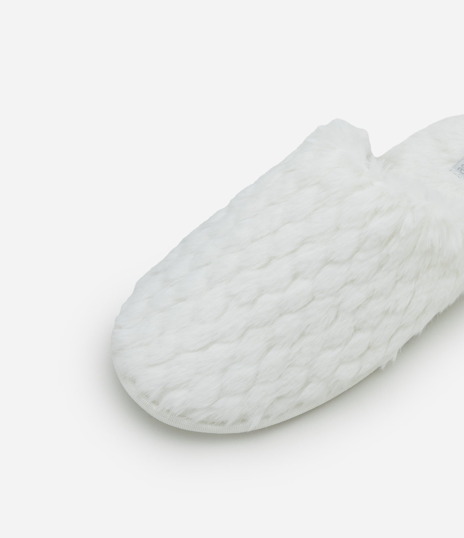 Pantufa Fechada com Pelinhos em Escamas Branco 4