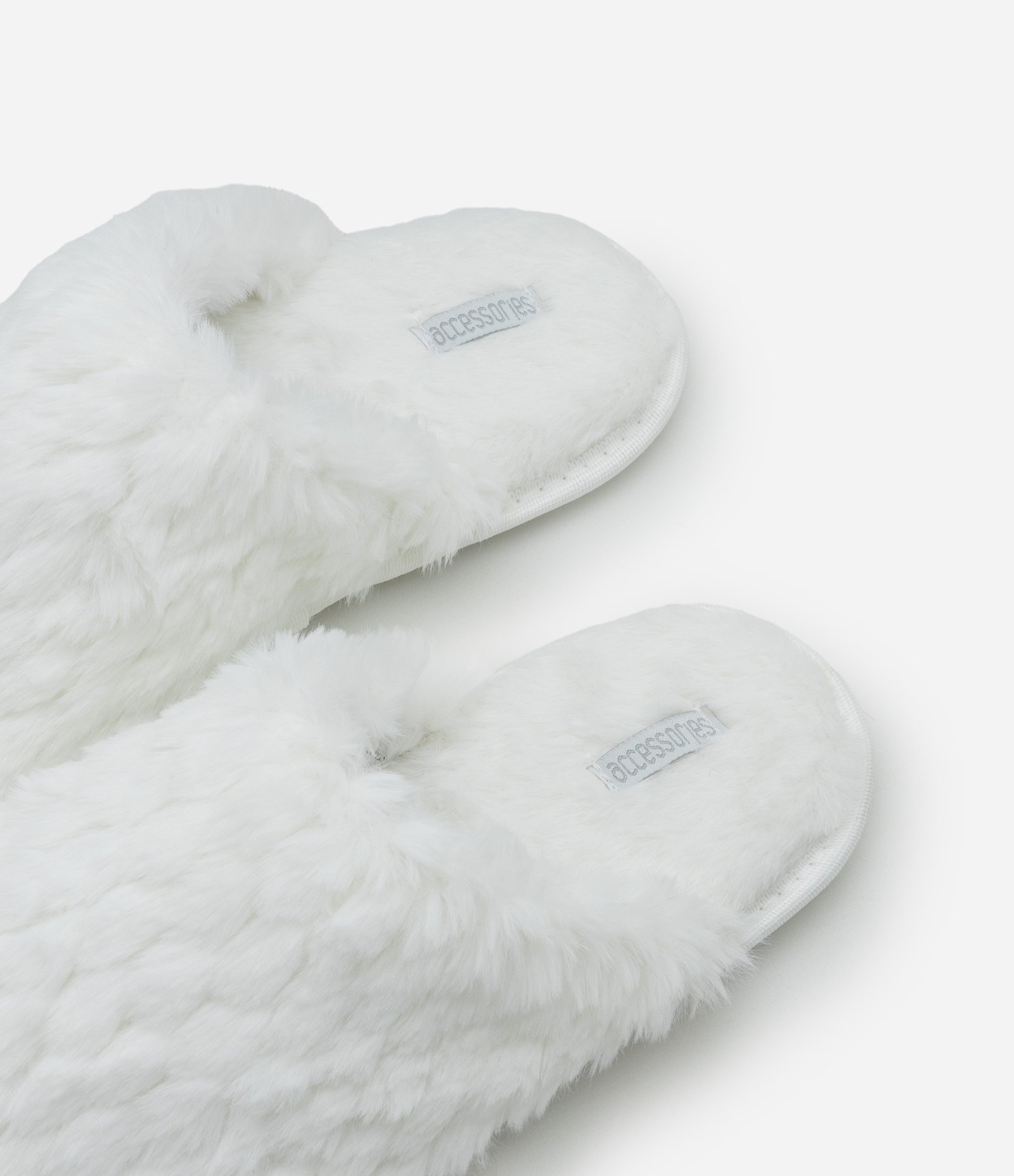 Pantufa Fechada com Pelinhos em Escamas Branco 5