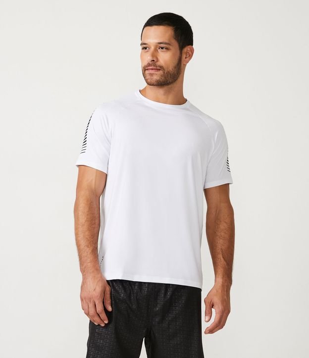 Camiseta Regular Esportiva com Riscos Contrastante no Ombro - Cor: Branco - Tamanho: P