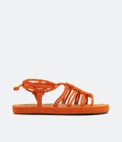 Sandália Rasteira com Amarração de Cordas Trançadas e Sola em Cortiça