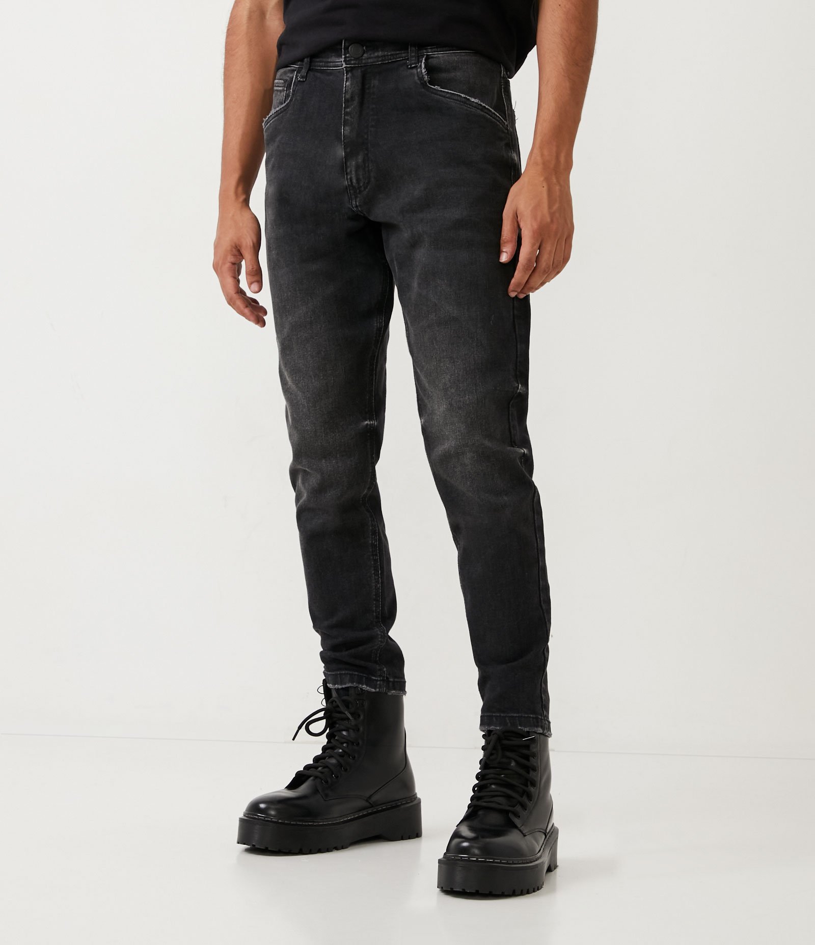 Calça Slim em Jeans com Bolsos e Pesponto Preto 2