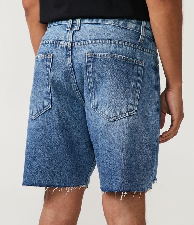 Bermuda Slim Jeans con Desgastes y Barra a Hilo Azul 3
