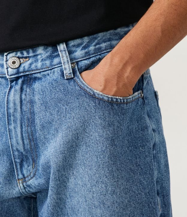 Bermuda Slim Jeans con Desgastes y Barra a Hilo Azul 4