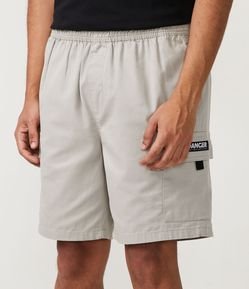 Bermuda Cargo em Sarja com Cós Elástico e Bolsos