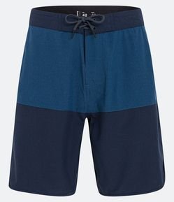 Bermuda Boardshort com Cós Fixo Blocos de Cor e Barra Arredondada