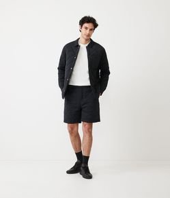 Bermuda com Textura Matelassê e Bolsos