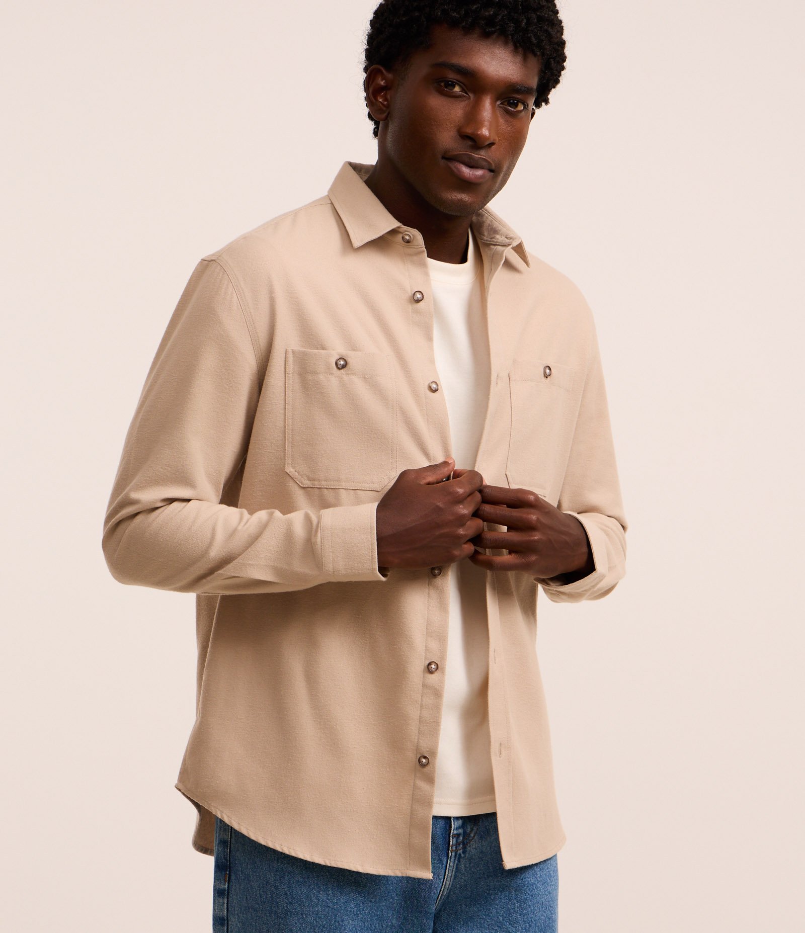 Camisa Regular em Flanela com 02 Bolsos Cinza Claro 3