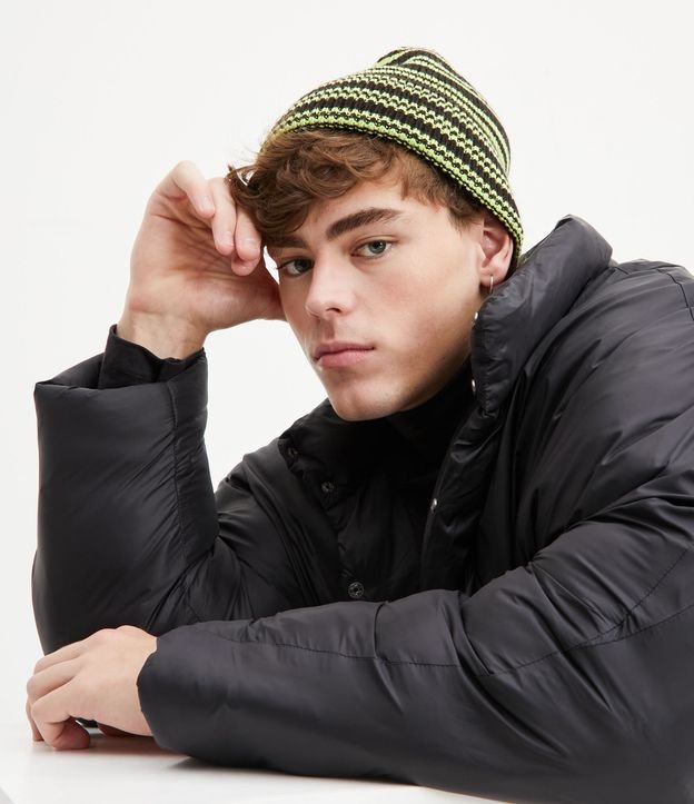 Gorro em Lã Acrílica com Dobra e Listras