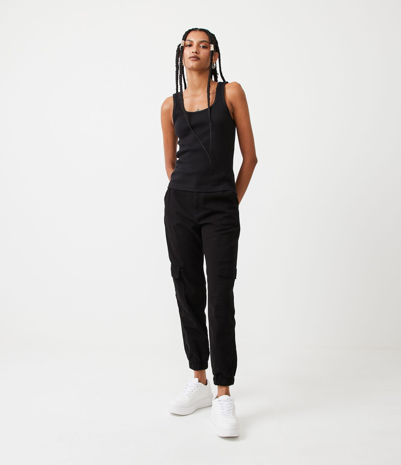 Blusa Regata em Algodão com Decote U Preto 2
