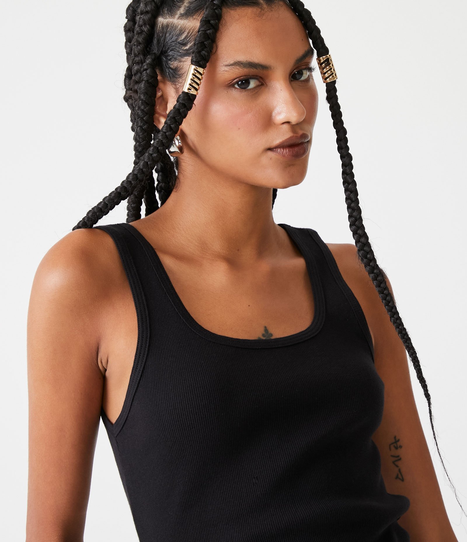 Blusa Regata em Algodão com Decote U Preto 4