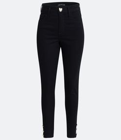 Calça Skinny em Sarja com Botão na Barra