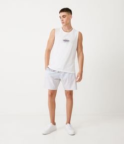 Bermuda Boardshort com Estampa de Folhagem e Listras Degradê