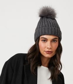 Touca em Tricô Canelado com Pompom e Barra Virada