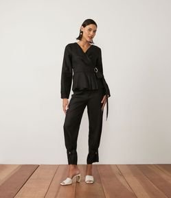 Calça Cenoura Alfaiataria em Linho com Botões na Barra