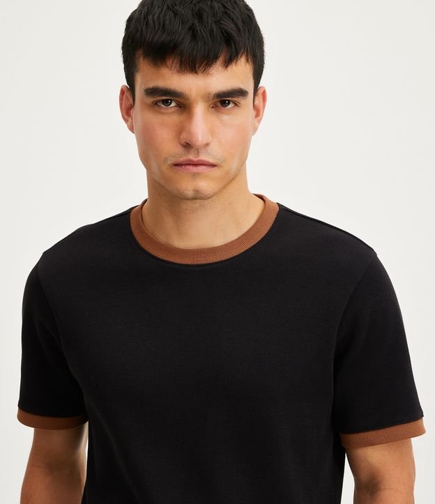 Camiseta Slim em Algodão com Textura e Detalhes Contrastantes Preto 1