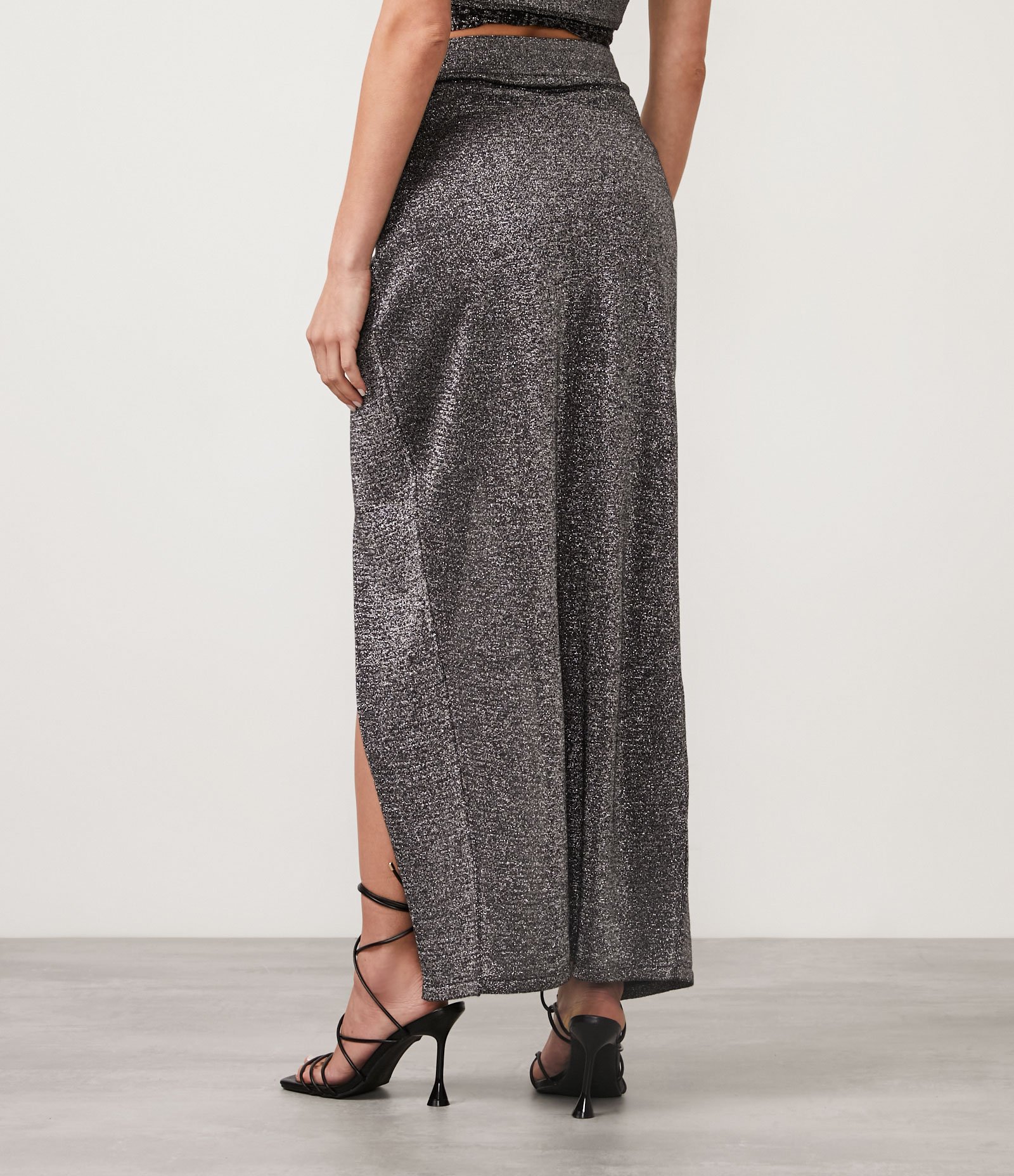 Saia Longa em Tricô Metalizado com Fenda Lateral Profunda Cinza 3