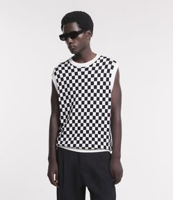 Colete em Tricô com Estampa Xadrez e Barra Ajustada