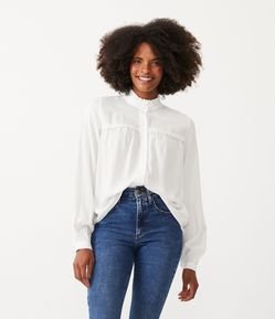 Camisa em Viscose com Detalhe em Laise