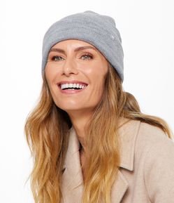 Gorro com Dobra e Etiqueta Aplicada