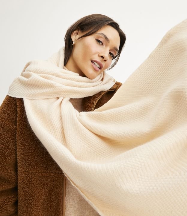 Cachecol em Tricô Texturizado com Franjinhas