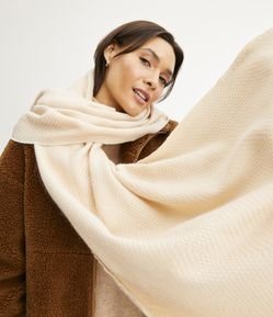 Cachecol em Tricô Texturizado com Franjinhas