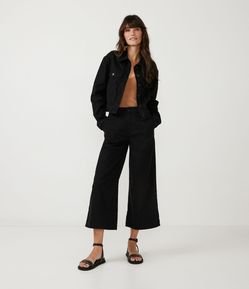 Calça Pantacourt em Sarja