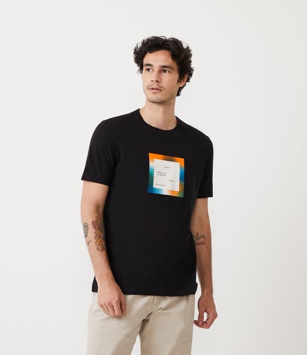 Camiseta Slim em Algodão com Estampa Geométrica e Lettering - Cor: Preto - Tamanho: P