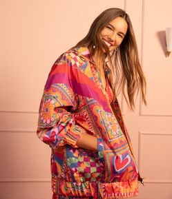 Jaqueta Corta-vento Alongada com Mix de Estampas
