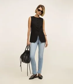 Calça Slim em Jeans com Fenda na Barra