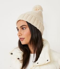 Gorro em Tricô com Pompom no Topo