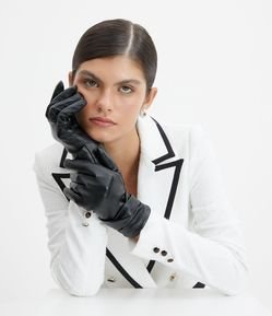 Luva com Detalhe Torcido no Pulso